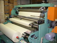 最大幅2000ミリメートルの紙の巻取機は紙の販売をする旭株式会社の主要設備です